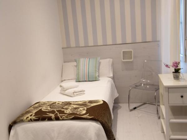 Hostal Mendoza : photo 2 de la chambre chambre lits jumeaux