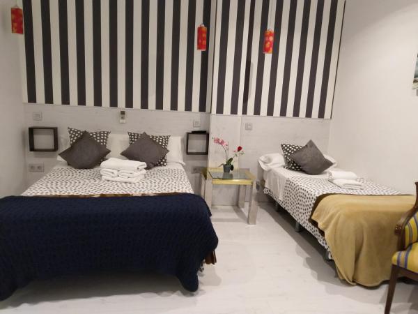 Hostal Mendoza : photo 9 de la chambre hébergement de luxe avec lit d'appoint