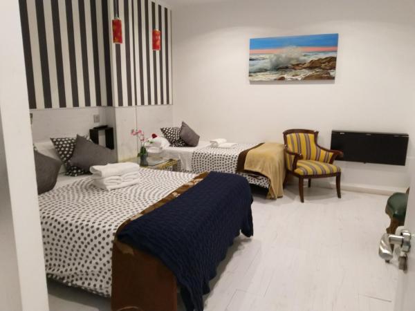 Hostal Mendoza : photo 10 de la chambre hébergement de luxe avec lit d'appoint