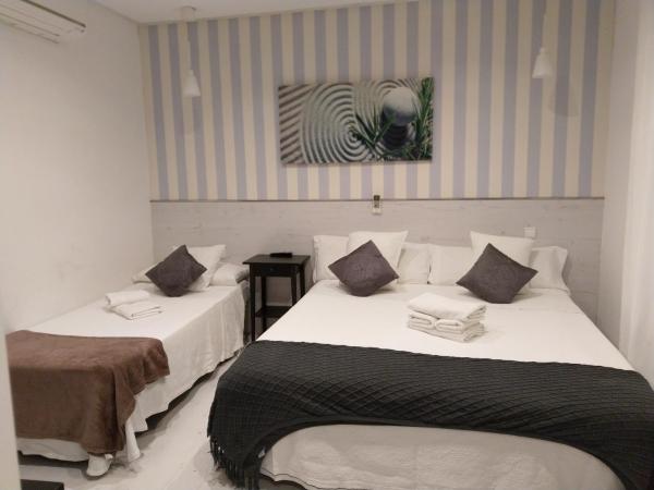 Hostal Mendoza : photo 4 de la chambre hébergement de luxe avec lit d'appoint