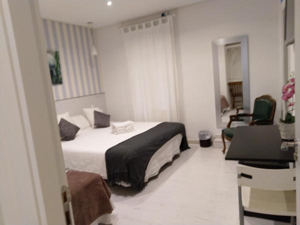 Hostal Mendoza : photo 7 de la chambre hébergement de luxe avec lit d'appoint