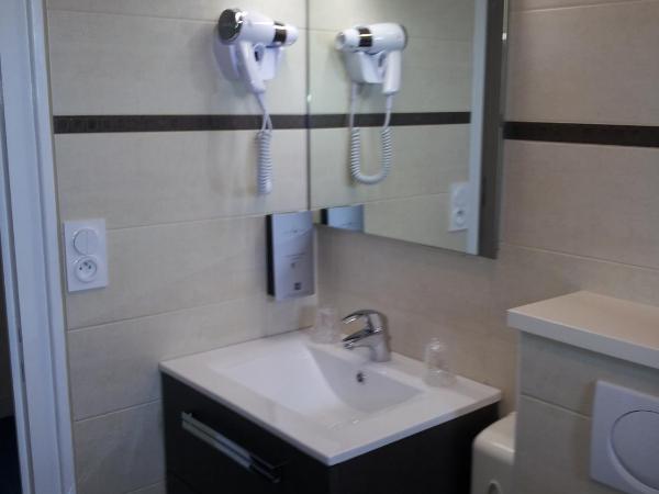 Cit'Hotel Du Port Rhu : photo 2 de la chambre chambre double avec bain & lit d'appoint - vue port rhu