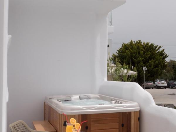 Spiros : photo 10 de la chambre suite supérieure avec jacuzzi – vue partielle sur mer