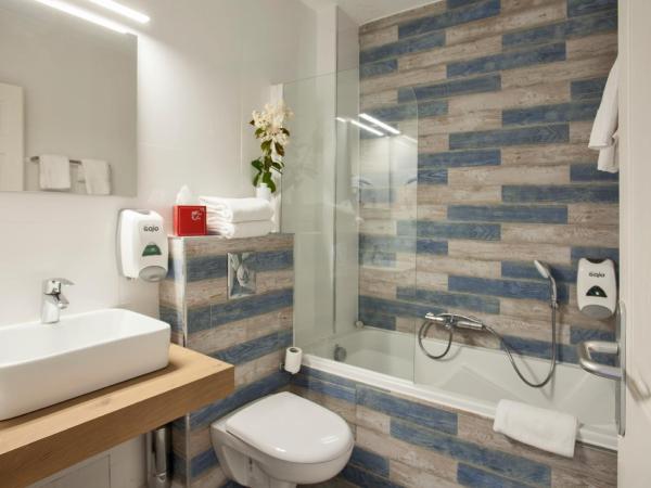 Le Neptune & Spa : photo 5 de la chambre chambre quadruple avec vue sur la rue