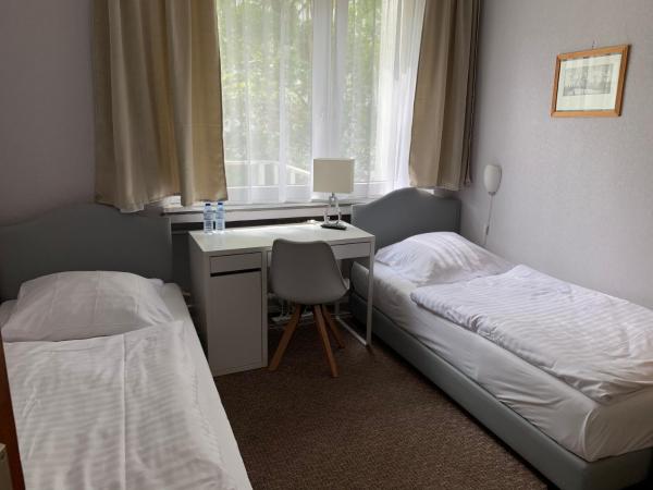 Hotel Berg : photo 6 de la chambre chambre double ou lits jumeaux avec salle de bains commune
