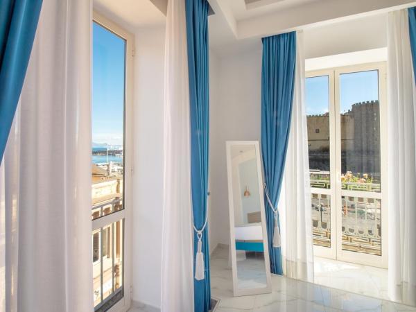 MAIN - Municipio : photo 1 de la chambre suite lit king-size avec baignoire spa - vue sur mer