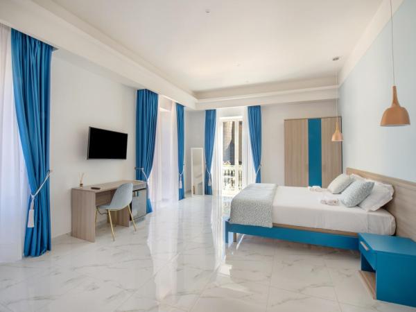 MAIN - Municipio : photo 2 de la chambre suite lit king-size avec baignoire spa - vue sur mer