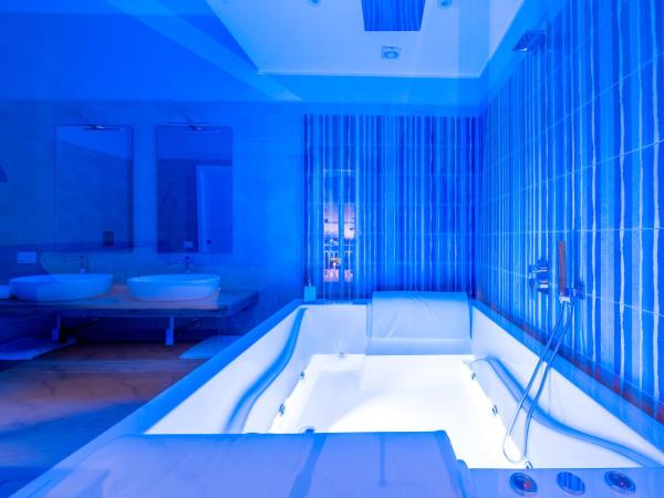 MAIN - Municipio : photo 5 de la chambre suite lit king-size avec baignoire spa - vue sur mer