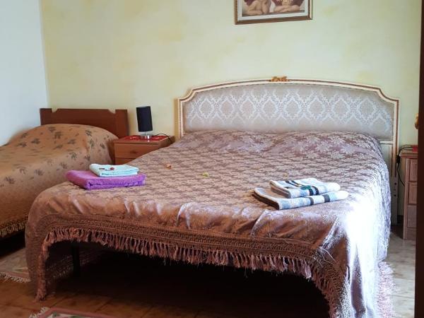 B&B United States of Europe : photo 8 de la chambre chambre triple avec salle de bains privative