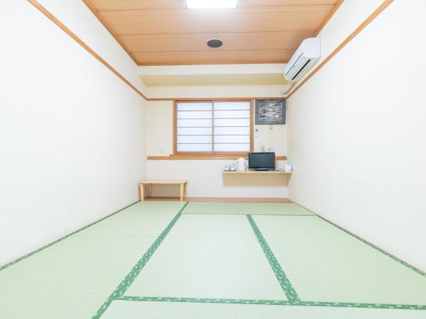 Sakura Ryokan Asakusa Iriya : photo 1 de la chambre chambre lits jumeaux de style japonais avec toilettes communes - non-fumeurs