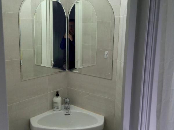 Guesthouse Central : photo 2 de la chambre chambre lits jumeaux avec salle de bains privative (sans douche)