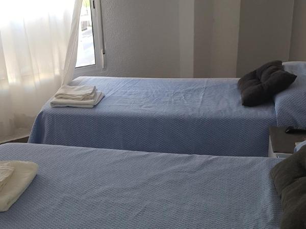 Guesthouse Central : photo 7 de la chambre chambre lits jumeaux avec salle de bains privative (sans douche)