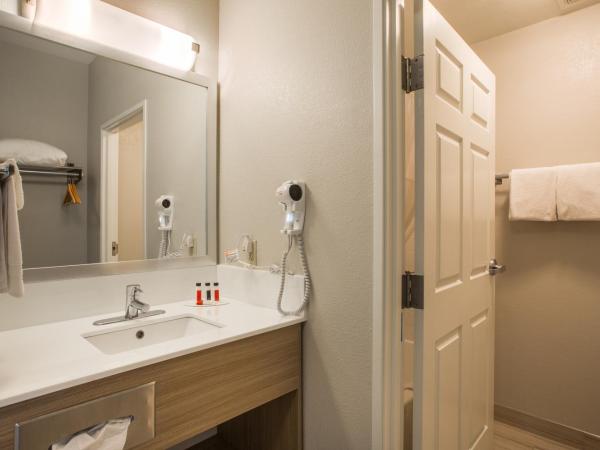 Baymont by Wyndham Albuquerque Airport : photo 1 de la chambre chambre lit king-size - non-fumeurs