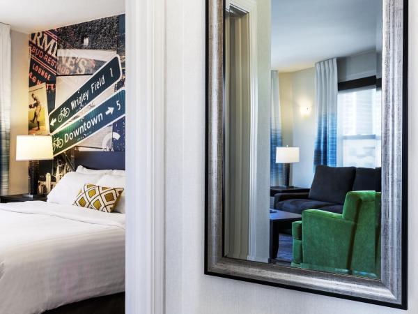 Hotel Versey Days Inn by Wyndham Chicago : photo 1 de la chambre suite lit king-size affaires