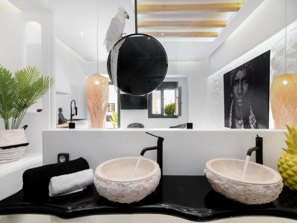 Portara Seaside Luxury Suites : photo 3 de la chambre appartement deluxe avec jacuzzi - vue sur la ville