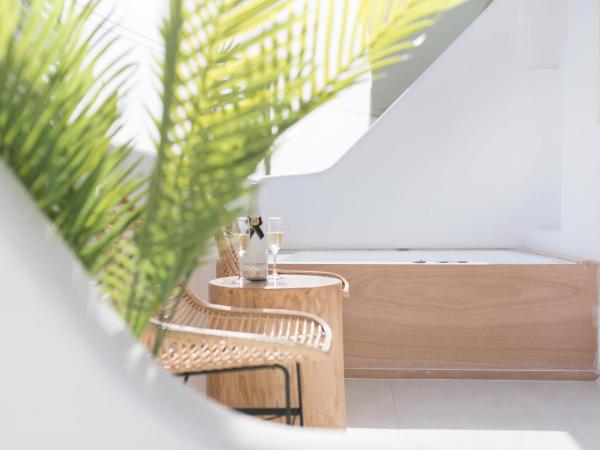 Portara Seaside Luxury Suites : photo 9 de la chambre appartement deluxe avec jacuzzi - vue sur la ville