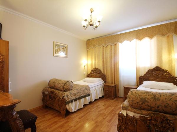Mango Hotel : photo 5 de la chambre chambre lits jumeaux avec salle de bains privée et toilettes