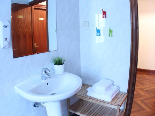 Zubia Urban Rooms : photo 3 de la chambre chambre triple avec salle de bains commune