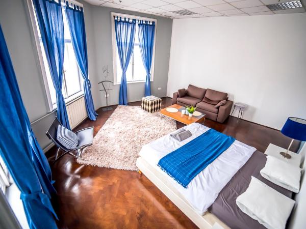 2B Hostel & Rooms : photo 10 de la chambre chambre double supérieure avec salle de bains commune