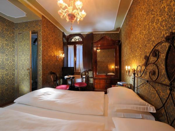 Hotel Flora : photo 5 de la chambre chambre double ou lits jumeaux Économique