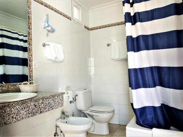 Hostal Enriqueta : photo 3 de la chambre chambre quadruple Économique