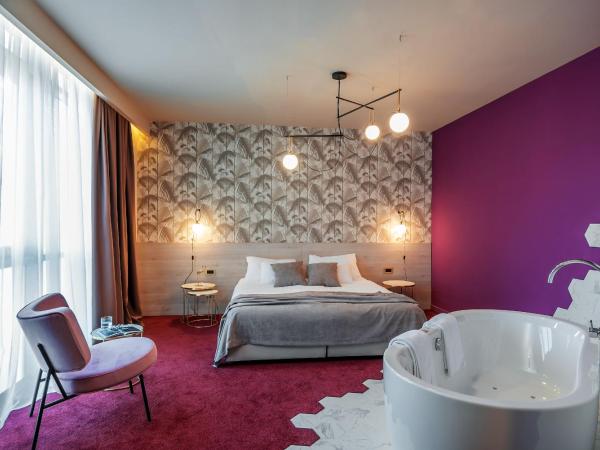 Priska Med Luxury Rooms : photo 4 de la chambre chambre de luxe double ou lits jumeaux avec baignoire spa