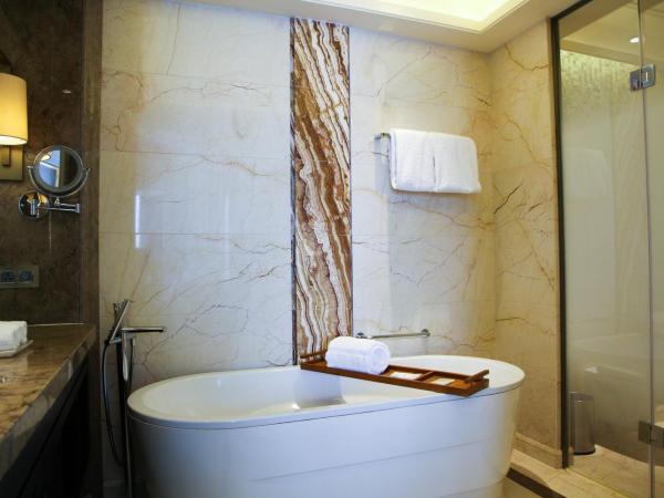The Westin Qingdao - Instagrammable : photo 3 de la chambre club lounge access, larger guest room, 2 double, city view