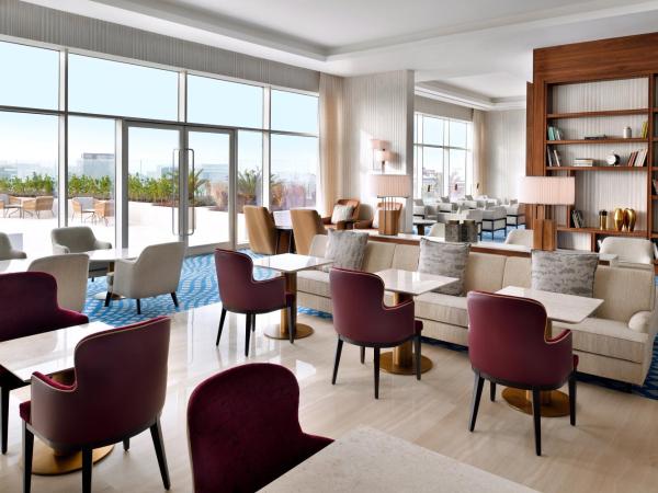 Grand Plaza Mövenpick : photo 7 de la chambre chambre lit king-size exécutive - vue sur mer - accès au salon, petit-déjeuner et boissons et canapés en soirée