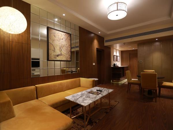 Radisson Blu Pune Hinjawadi : photo 1 de la chambre one-bedroom suite with complimentary 4 pcs for ironing per stay , 20% discount on food and soft beverage and access to business lounge