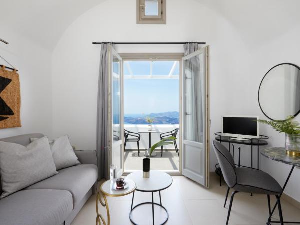 Petit Palace Suites : photo 6 de la chambre petite maison avec piscine privée chauffée - vue sur caldeira