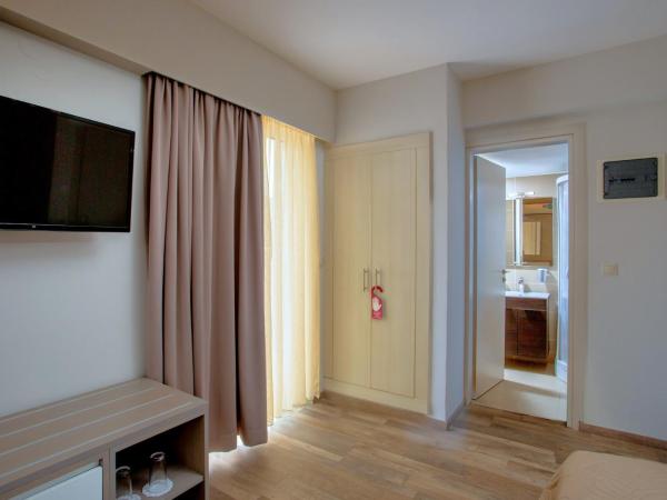 Irini Hotel : photo 3 de la chambre chambre double ou lits jumeaux deluxe - vue sur ville 