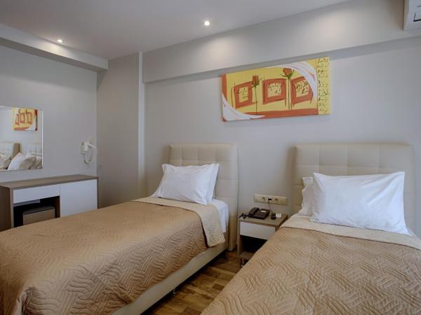 Irini Hotel : photo 4 de la chambre chambre double ou lits jumeaux deluxe - vue sur ville 