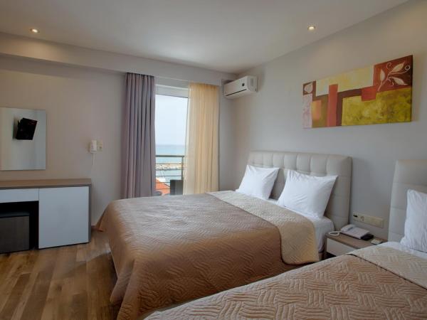 Irini Hotel : photo 1 de la chambre chambre triple deluxe - vue sur mer