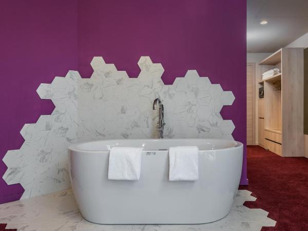 Priska Med Luxury Rooms : photo 6 de la chambre chambre de luxe double ou lits jumeaux avec baignoire spa