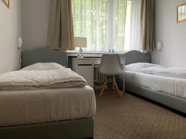 Hotel Berg : photo 4 de la chambre chambre double ou lits jumeaux avec salle de bains commune