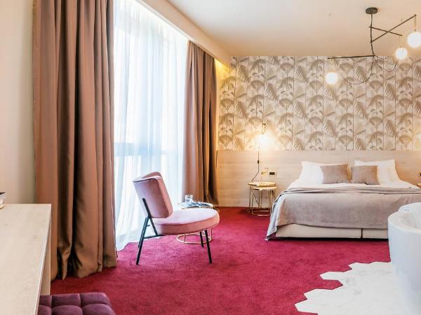 Priska Med Luxury Rooms : photo 7 de la chambre chambre de luxe double ou lits jumeaux avec baignoire spa