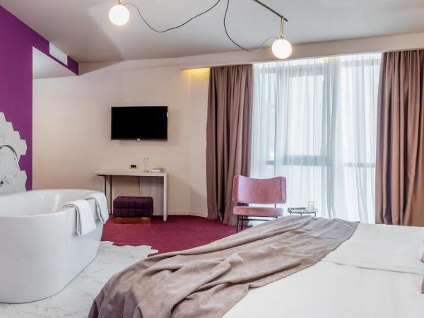 Priska Med Luxury Rooms : photo 5 de la chambre chambre de luxe double ou lits jumeaux avec baignoire spa
