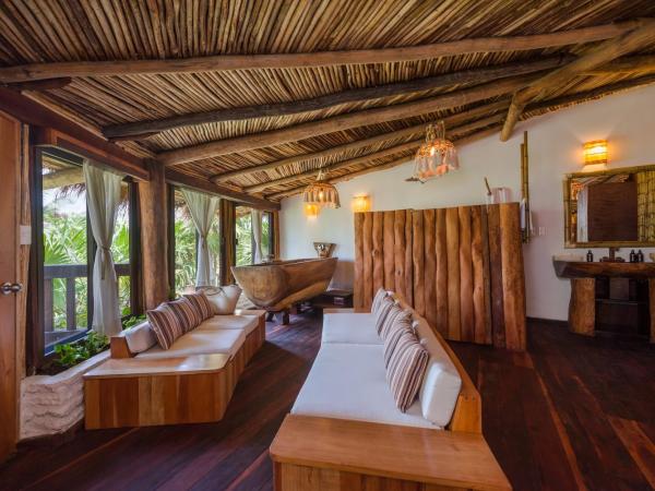 Kanan Tulum Treehouse, Rooftop, Beach Club & Spa - Adults Only : photo 4 de la chambre suite lit king-size arrondie dans tour - vue sur jardin
