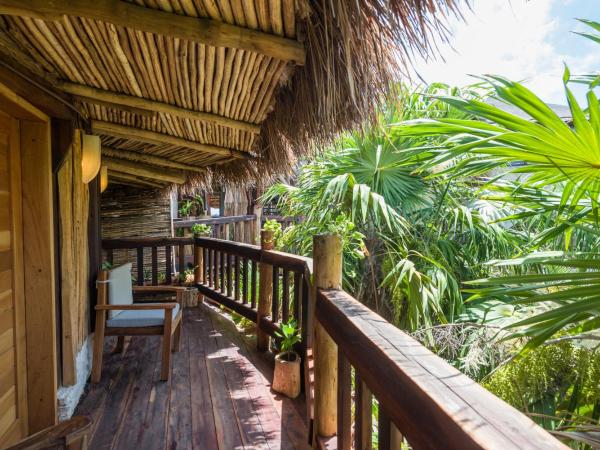 Kanan Tulum Treehouse, Rooftop, Beach Club & Spa - Adults Only : photo 7 de la chambre suite lit king-size arrondie dans tour - vue sur jardin