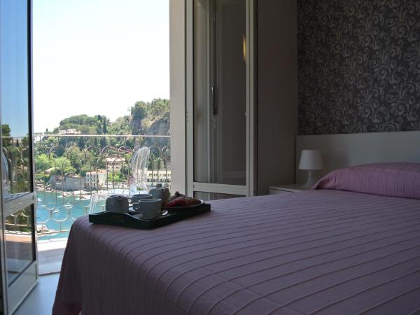 Hotel Baia Azzurra : photo 1 de la chambre chambre double supérieure avec balcon - vue sur mer