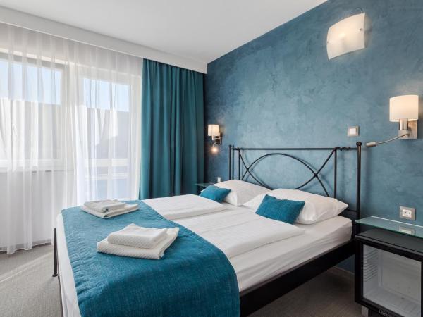 Hotel Porec : photo 1 de la chambre chambre double ou lits jumeaux avec balcon