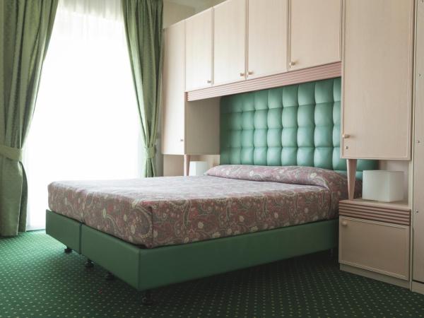 Hotel Cambridge : photo 4 de la chambre chambre double avec balcon - vue partielle sur mer