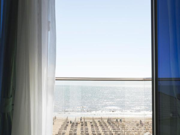 Hotel Cambridge : photo 2 de la chambre chambre double avec balcon - vue partielle sur mer