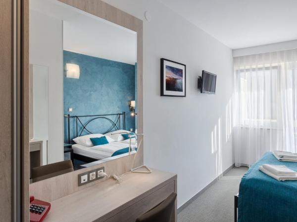 Hotel Porec : photo 3 de la chambre chambre double ou lits jumeaux avec balcon