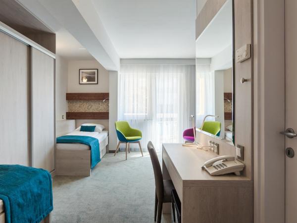 Hotel Porec : photo 5 de la chambre chambre triple avec balcon