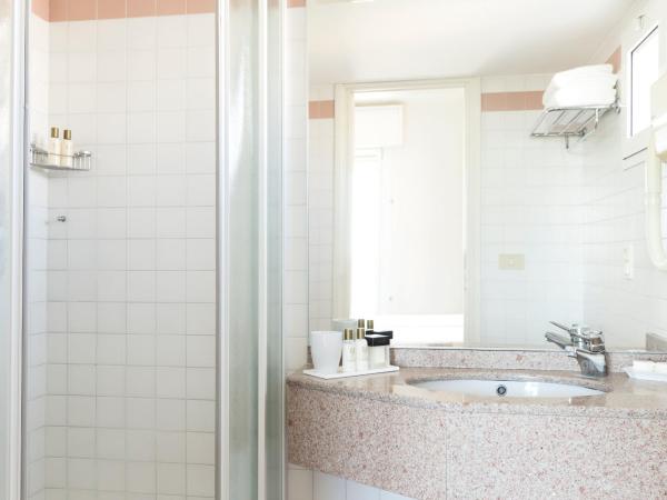 Hotel Cambridge : photo 6 de la chambre chambre double avec balcon - vue partielle sur mer