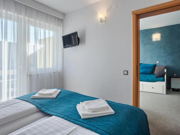 Hotel Porec : photo 2 de la chambre chambre familiale avec balcon