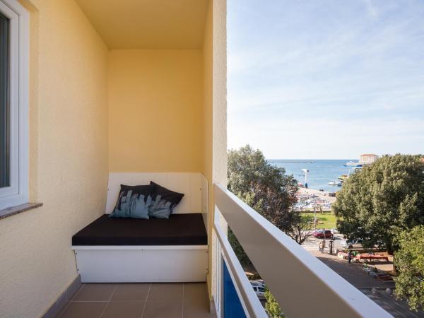 Hotel Porec : photo 1 de la chambre chambre triple avec balcon