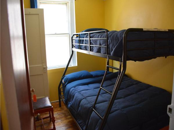 Hamtramck Hostel : photo 3 de la chambre chambre double ou lits jumeaux avec salle de bains commune