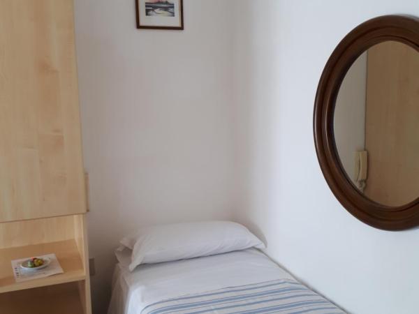 Hotel Villa Dina : photo 10 de la chambre chambre familiale avec balcon